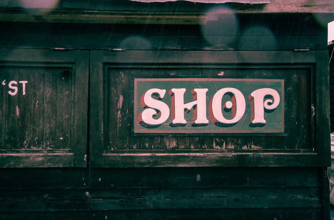 Photo E-commerce vs Brick-and-Mortar Businesses